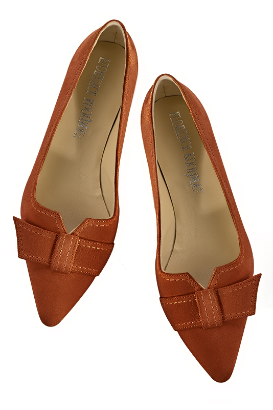 Terracotta orange women's dress pumps, with a knot on the front. Tapered toe. Low flare heels. Top view - Florence KOOIJMAN